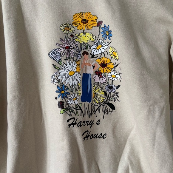 Harry's House Cream Sweatshirt with Floral Design Womens size M - Picture 2 of 4
